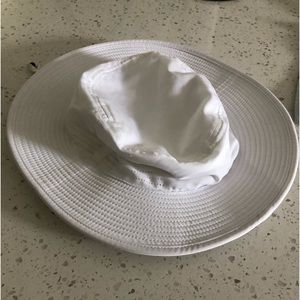 OSFA White Nike bucket hat, pretty small might be more kids
